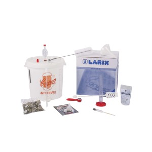 Kit t.b.t. per la produzione di birra con fermentatore, cilindro graduato e accessori.