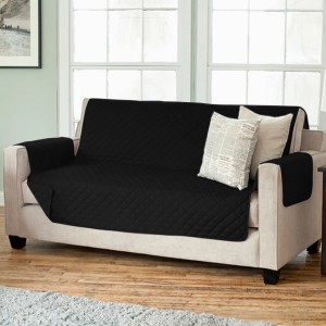 Copridivano trapuntato nero con braccioli e cuscini. Categoria: Cuscini e copricuscini.