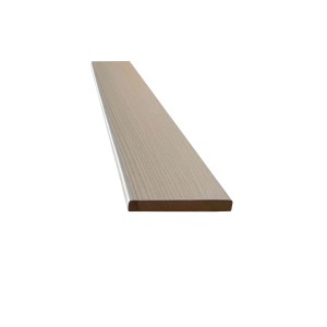 Dettaglio di un telaio per porta chiaro. Grana del legno visibile.