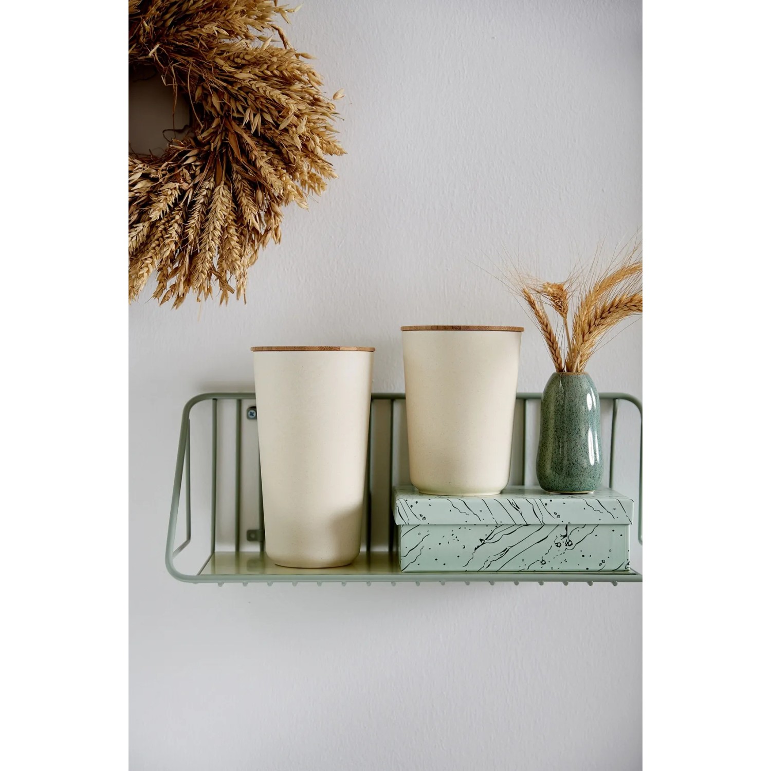 Due contenitori Wenko Derry (750 ml) in fibra di bambù su una mensola.