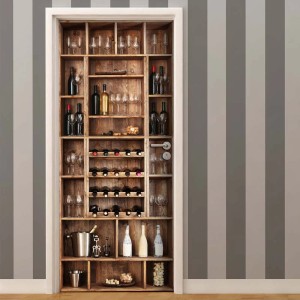 Fotomurale con motivo di scaffale per vini, pieno di bottiglie e bicchieri.