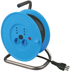 Avvolgicavo t.b.t. blu con prese Schuko e telaio in metallo.