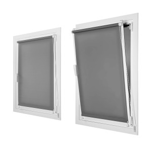 Tende a rullo grigie t.b.t. sul telaio della finestra, parzialmente aperte.