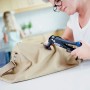 Donna utilizza la rivettatrice Rapid RP10 su una borsa. Include 100 rivetti.