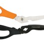 Due utensili da taglio: un paio di forbici per pollame con manico arancione e un paio di forbici Fiskars nere.