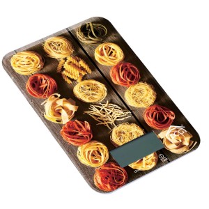 Bilancia da cucina con vari tipi di pasta su un tagliere effetto legno. Utensile da cucina per cuochi amatoriali.