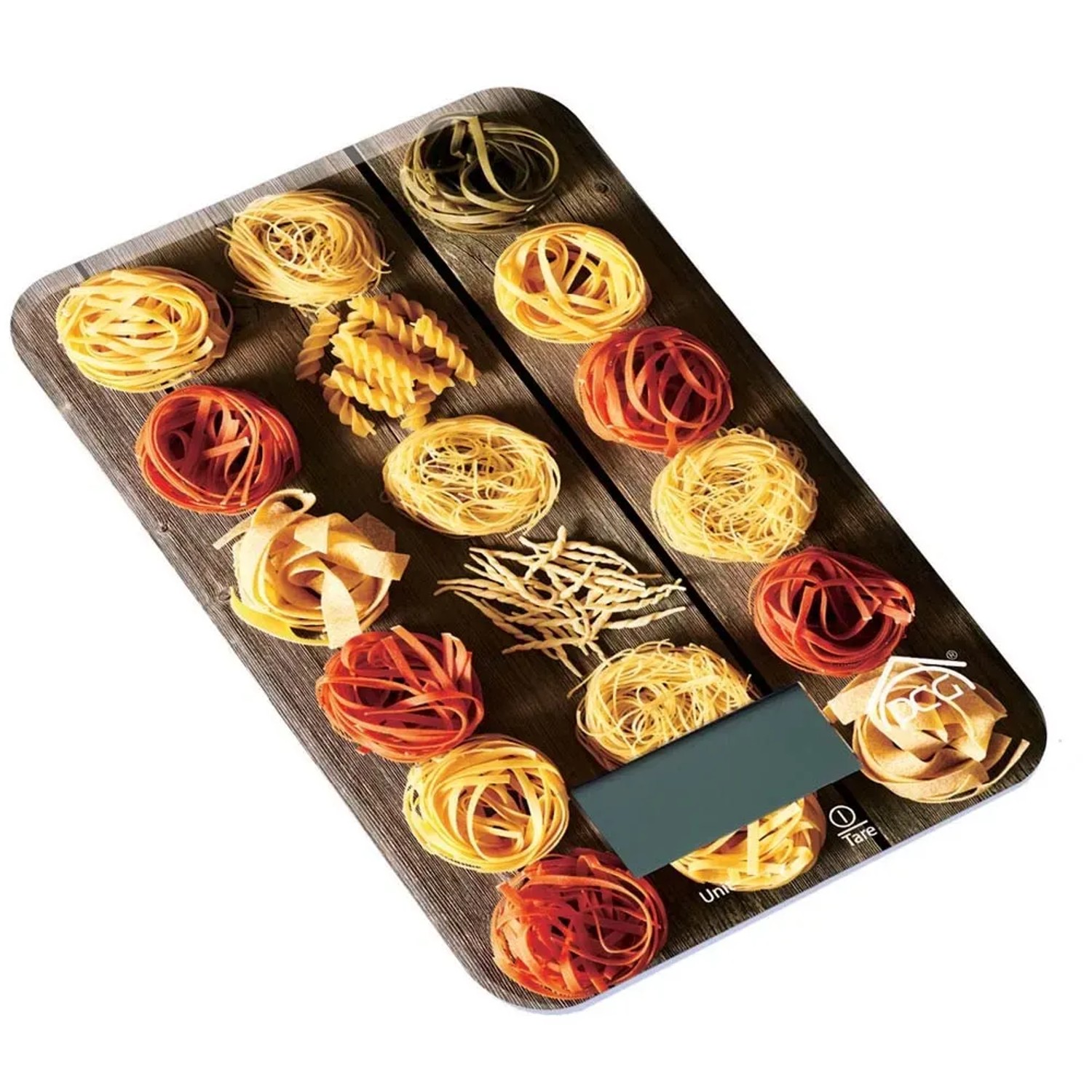 Bilancia da cucina con vari tipi di pasta su un tagliere effetto legno. Utensile da cucina per cuochi amatoriali.