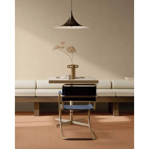 Piastrelle per pavimenti beige in stanza con tavolo, sedia e lampada.