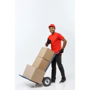 Uomo con carrello e scatole. Ideale per il trasporto.