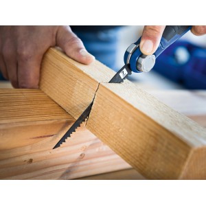 Seghetto a mano LUX (150 mm) in uso per segare il legno.