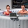 Vassoio Bestway LAY-Z-SPA in uso con persone nella vasca idromassaggio. Accessorio per un maggiore comfort.