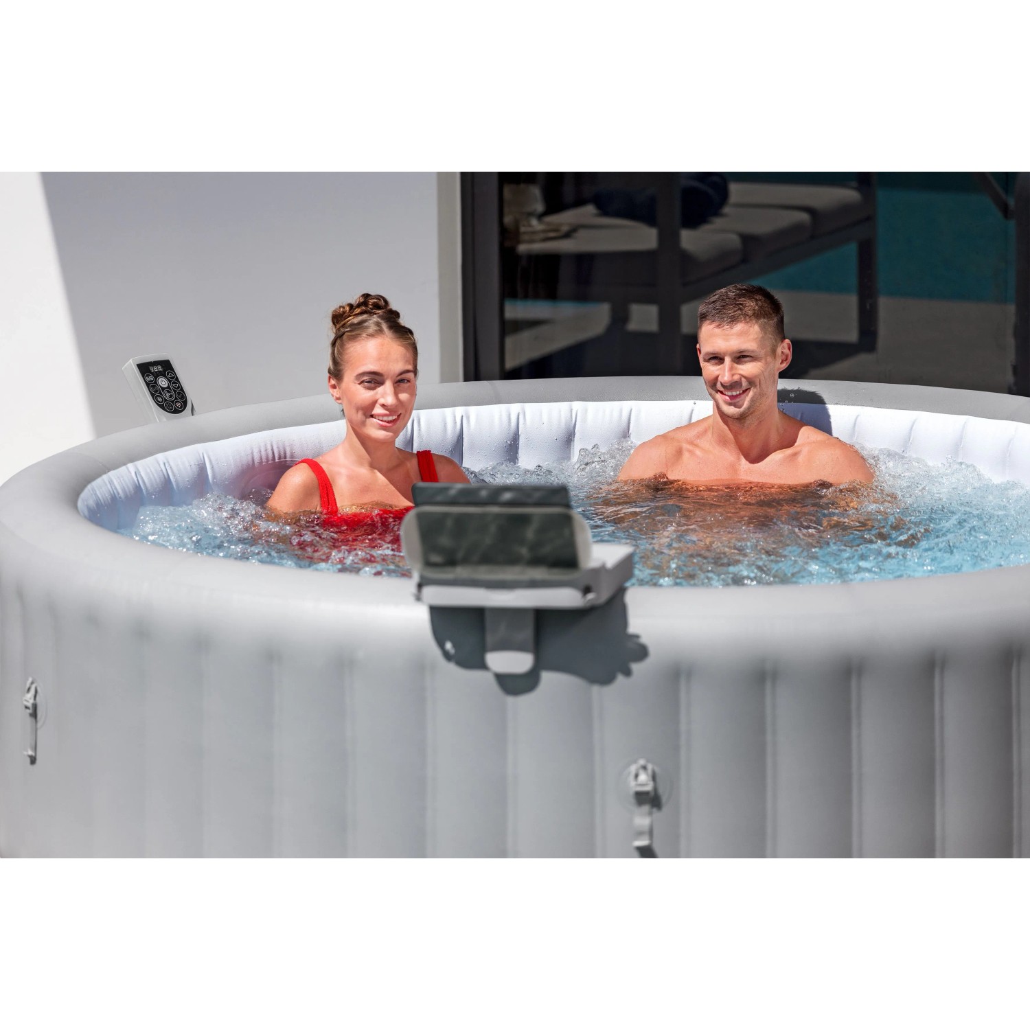 Vassoio Bestway LAY-Z-SPA in uso con persone nella vasca idromassaggio. Accessorio per un maggiore comfort.