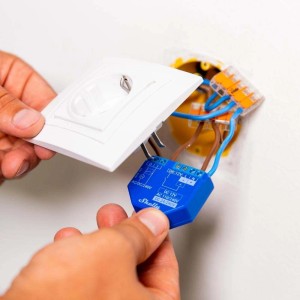 Installazione di un modulo t.b.t. Domotica dietro un interruttore della luce.