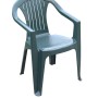 Sedia da giardino in plastica verde con braccioli.