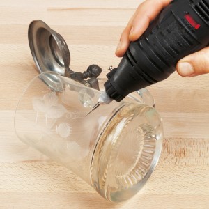 LUX Minitool che incide un boccale di birra. Set di accessori da 140 pezzi per lavori delicati.