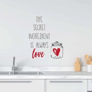 Adesivo da parete con la scritta "The secret ingredient is always love" e cuore in un barattolo.
