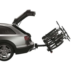 Portabici t.b.t. su auto con portellone aperto. Trasporta più biciclette.