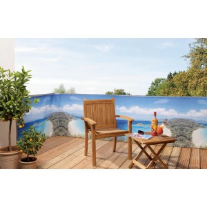 Balcone con paravento per balcone South Seas come schermo per la privacy, sedia e tavolo su ponte di legno.