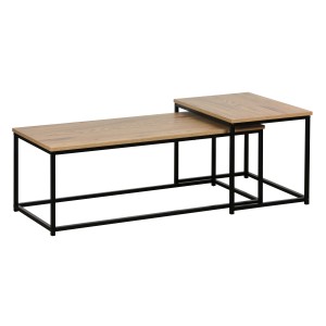 Set di due tavolini da caffè con piano in legno e struttura in metallo nero.