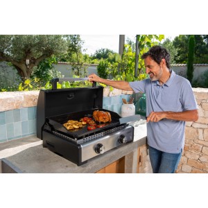 t.b.t. Grill con uomo, pollo e verdure su piastra.