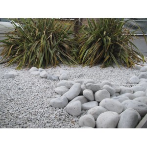 Ciottoli e graniglia decorativi bianchi in un'aiuola. Ciottoli decorativi per esterni.