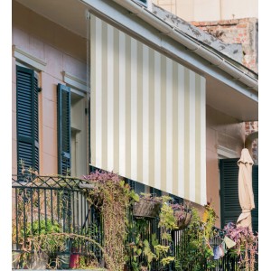 Tenda da sole t.b.t. a strisce su balcone con piante.