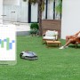 Robot tagliaerba Dreame A2 su prato con app per smartphone per la programmazione.