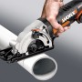 La sega circolare compatta a batteria Worx Worxsaw WX527.9 Solo taglia un tubo.