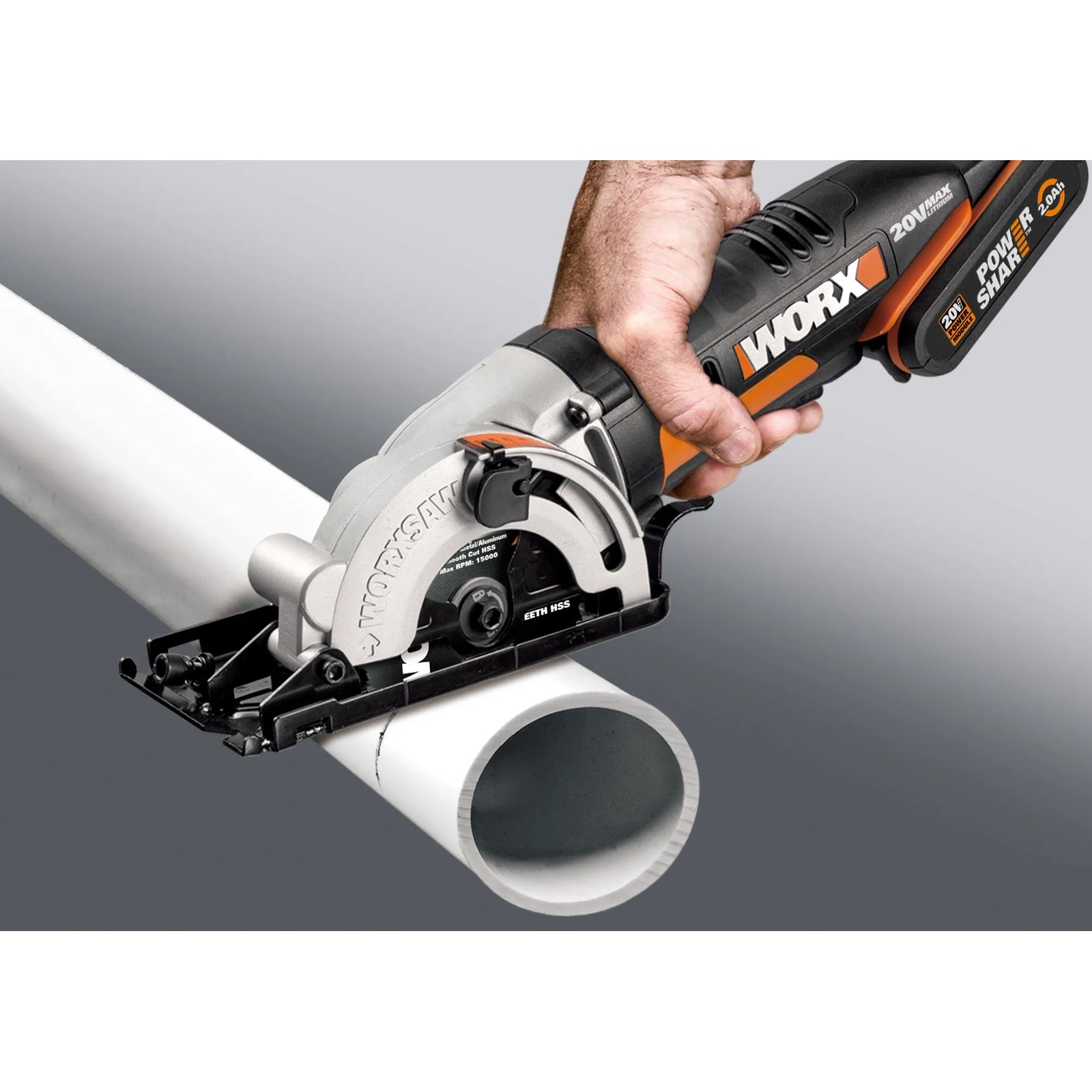 La sega circolare compatta a batteria Worx Worxsaw WX527.9 Solo taglia un tubo.
