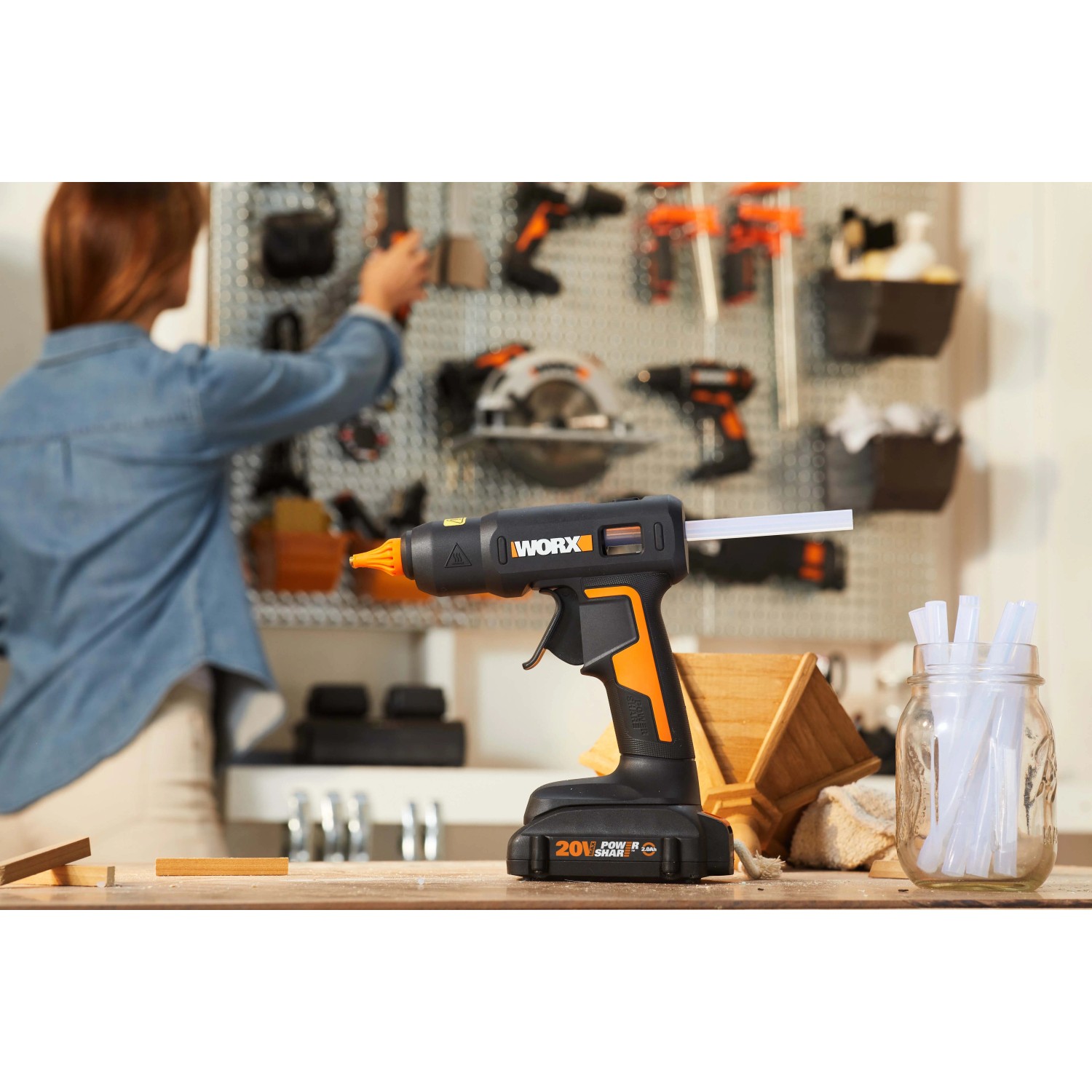Pistola per colla a caldo a batteria Worx, ideale per bricolage e riparazioni.