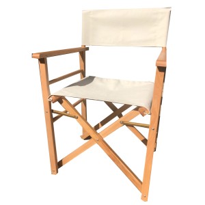 t.b.t. Sedia da regista in legno con rivestimento color crema per il giardino.