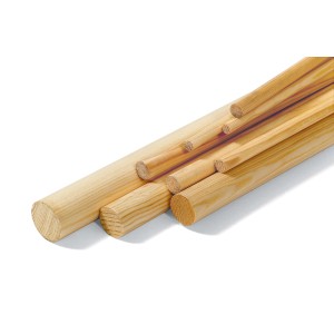 Diversi listelli in legno grezzo (t.b.t.) di forma rotonda e rettangolare, colore legno chiaro.