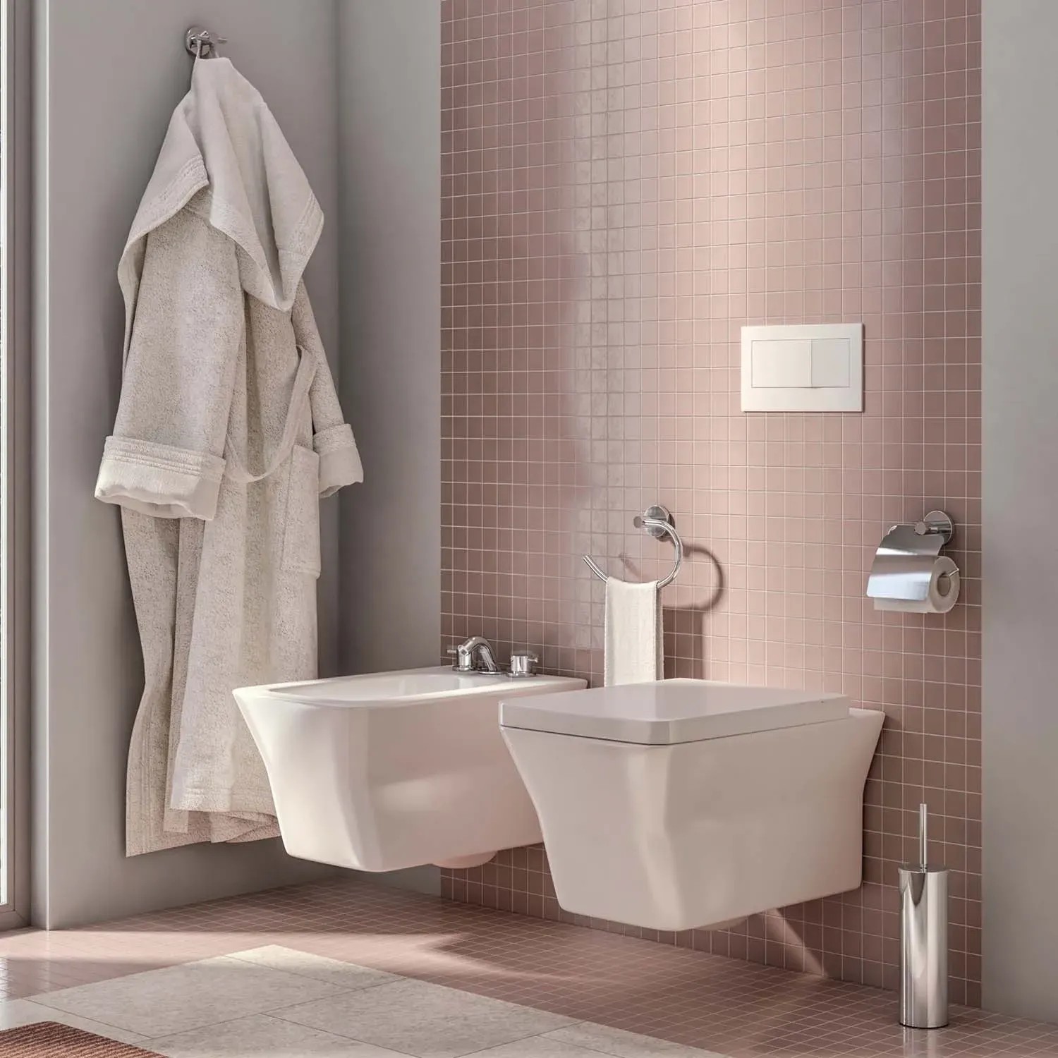 Bagno moderno con bidet, WC e accessori davanti a piastrelle rosa.