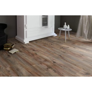 Pavimento laminato posato Excellent Hemlock Rustic 8 mm effetto legno nel soggiorno.