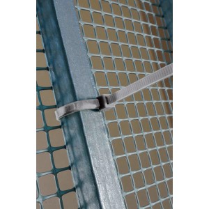 Dettaglio di un traliccio verde fissato con fascette.