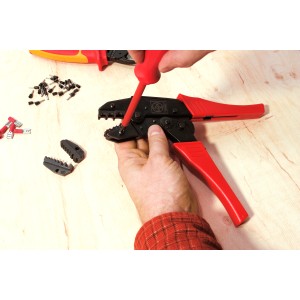 Pinza a crimpare LUX Comfort per puntalini e capicorda in azione con accessori.