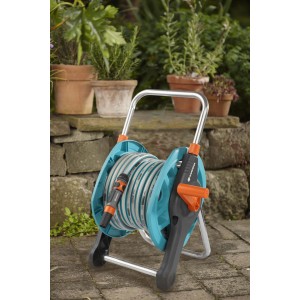 Carrelli-avvolgitubo con tubo avvolto su un avvolgitubo.