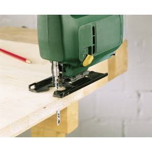 Seghetto alternativo con lama LUX che taglia il legno. Set di lame per seghetto alternativo in uso.