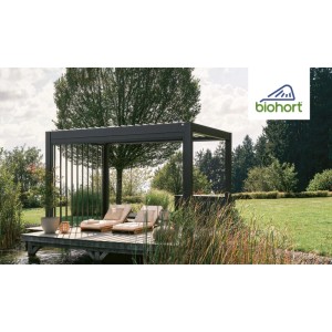 Copertura per patio Biohort con tenda a rullo parasole manuale in bianco. Dettaglio.
