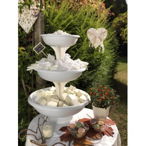 Ciotola per fiori decorativa a tre piani bianca con riempimento come decorazione da tavola.