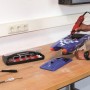 Multiuso Einhell TC-MG 135 E che lavora su un modellino di barca con accessori.