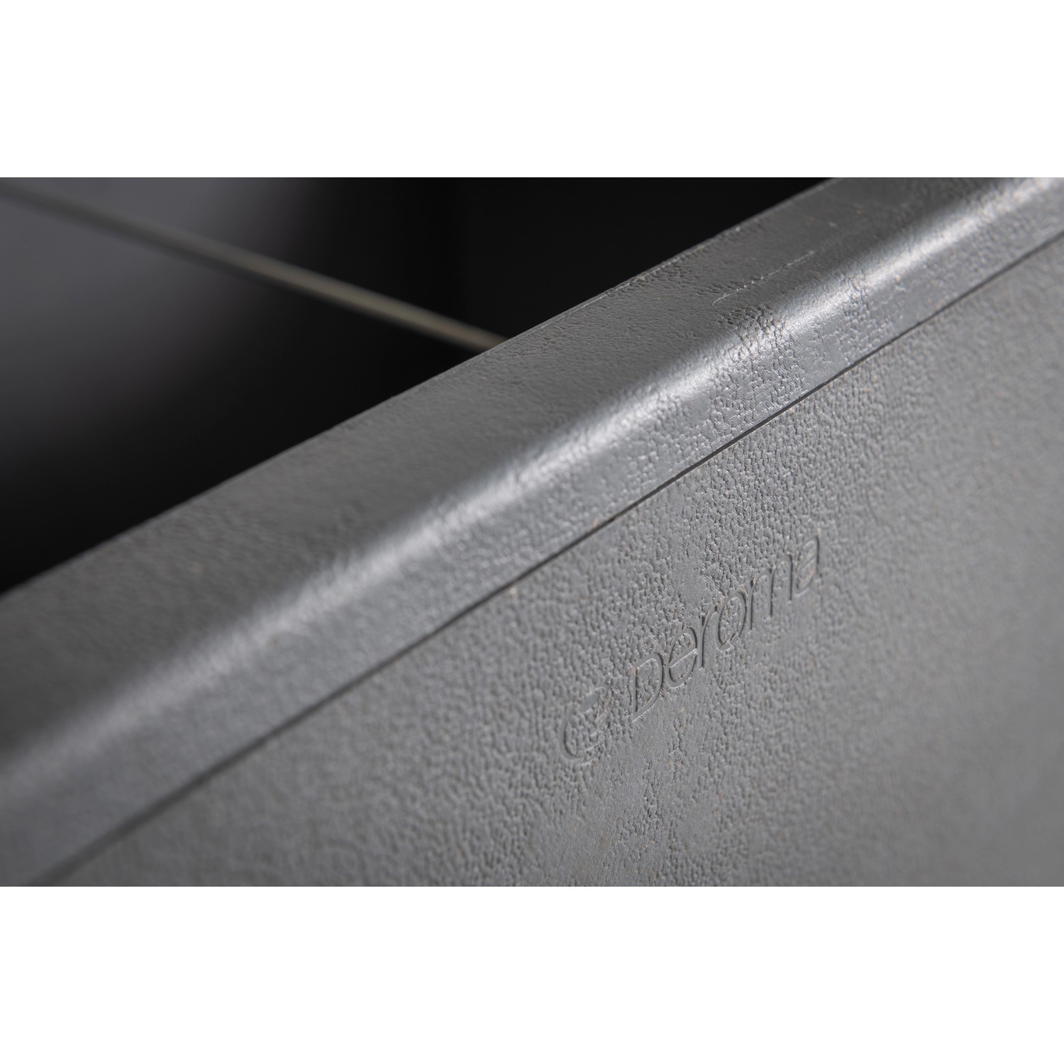 Primo piano: fioriera Deroma Cosmo (78cm) color cenere con logo. Vaso robusto per interni ed esterni.