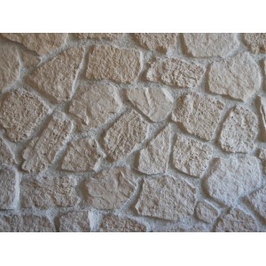 Rivestimento murale t.b.t. in pietra naturale beige per interni ed esterni.