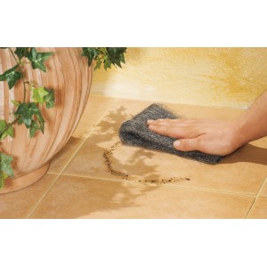 Utilizzo di lana d'acciaio LUX grana 5 per pulire le piastrelle.