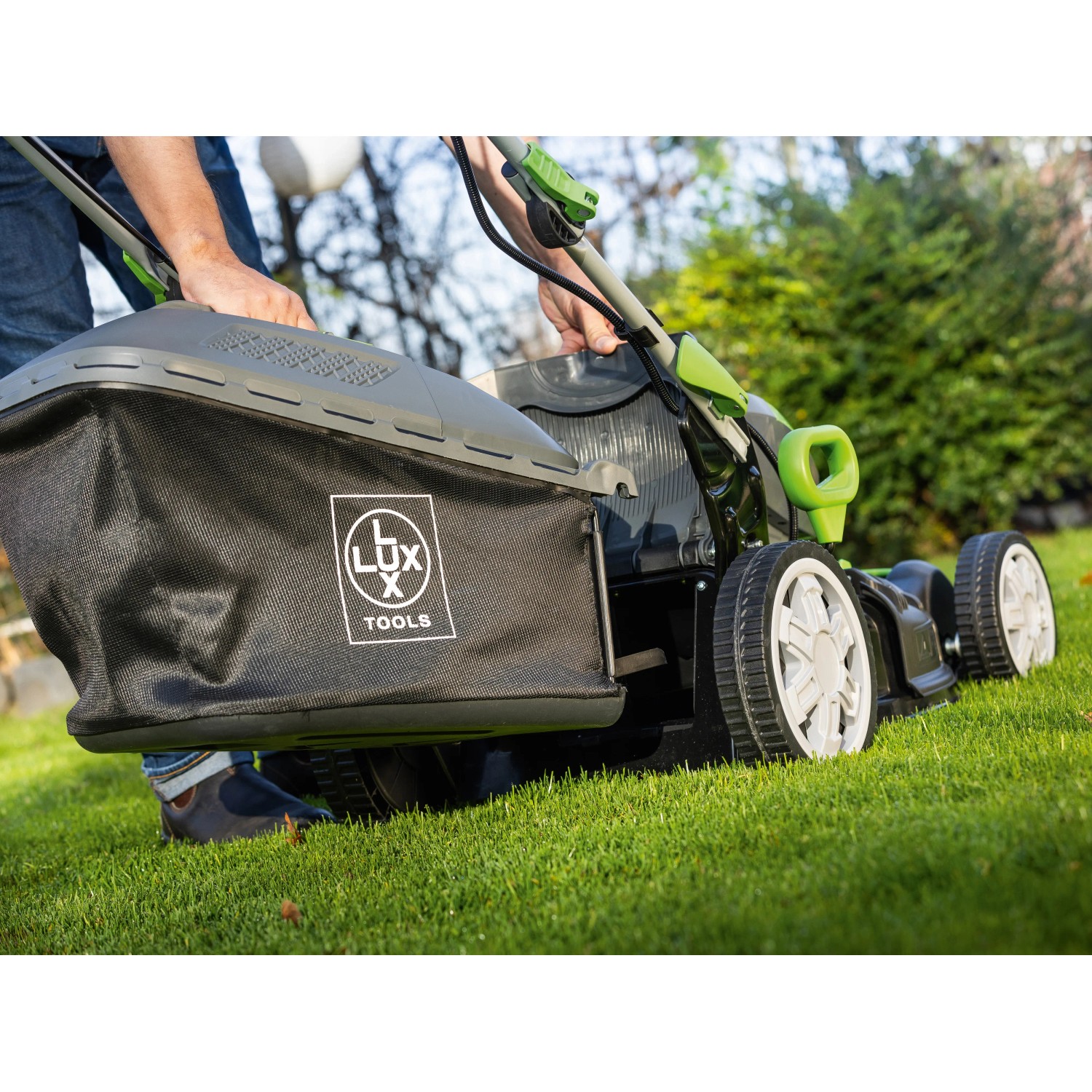 LUX-TOOLS Tosaerba a batteria A-RM-46-24 con cesto di raccolta e 2 batterie in uso.