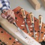 Set scalpelli LUX, 4 pezzi, con manico in faggio all'opera su un banco da lavoro.