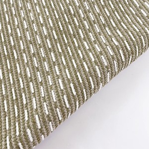 Tappeto da bagno t.b.t. con motivo a righe beige e bianco.