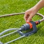 Irrigatore Gardena Aqua S 220 m² in uso su prato, dettaglio della regolazione.
