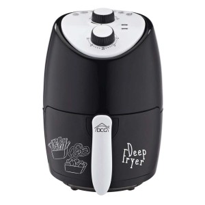 Friggitrice nera con coperchio e comandi bianchi. Friggitrice da cucina compatta.