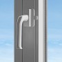 Sicurezza bianca per finestre e porte-finestre sul telaio. Blocco di sicurezza per bambini.